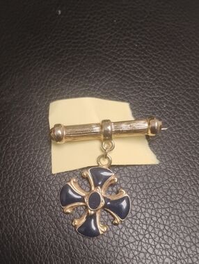 VINTAGE GOLD TONE AND BLUE ENAMEL MALTESE CROSS PIN BROOCH EX CONDITION